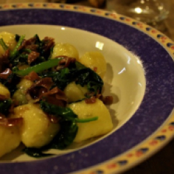 Gnocchi al gusto di porro Barone, erbette amare, prosciutto di San Daniele e ristretto di Cabernet Sauvignon-Barone d.o.o.