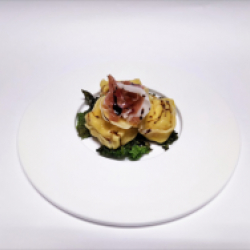 Ricordi del Carso: Ravioli allo Jamar saltati al burro nocciola, letto di verza croccante, rosa di prosciutto di Cormons, riduzione al Terrano-Barone d.o.o.