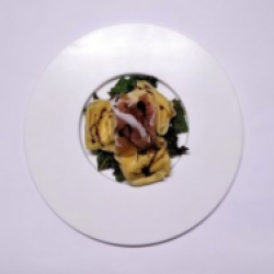 Ricordi di Carso: Ravioli allo Jamar saltati al burro nocciola, letto di verza croccante, rosa di prosciutto di Cormons, riduzione al Terrano-Barone d.o.o.