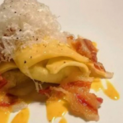 Scrigno di primavera: raviolo agli asparagi in carbonara-Barone d.o.o.