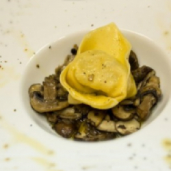 Tortelloni fatti a mano Pastificio Barone ripieni di tartufo con funghi-Barone d.o.o.
