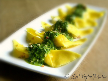 Caramelle fatte a mano Pastificio Barone ripiene di tartufo con pesto di prezzemolo e nocciole-Barone d.o.o.