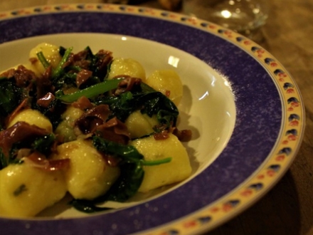 Gnocchi al gusto di porro Barone, erbette amare, prosciutto di San Daniele e ristretto di Cabernet Sauvignon-Barone d.o.o.