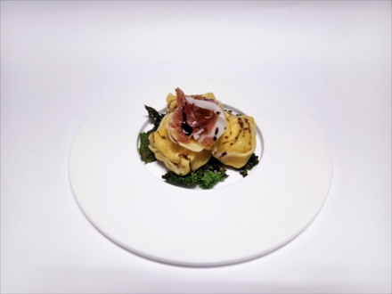 Ricordi del Carso: Ravioli allo Jamar saltati al burro nocciola, letto di verza croccante, rosa di prosciutto di Cormons, riduzione al Terrano-Barone d.o.o.
