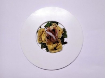 Ricordi di Carso: Ravioli allo Jamar saltati al burro nocciola, letto di verza croccante, rosa di prosciutto di Cormons, riduzione al Terrano-Barone d.o.o.