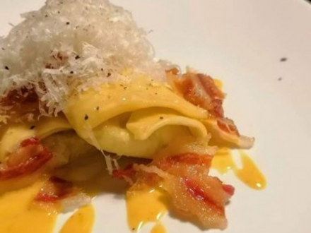 Scrigno di primavera: raviolo agli asparagi in carbonara-Barone d.o.o.