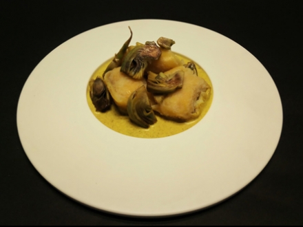 Tortellone ripieno di Salmone e Cren con carciofi Therum e salsa allo zafferano-Barone d.o.o.