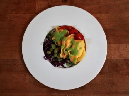 Tortelloni allo spada affumicato Pastificio Barone, crema di asparagi, fave croccanti, cavolo cappuccio e pomodorino al forno-Barone d.o.o.