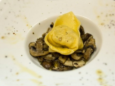 Tortelloni fatti a mano Pastificio Barone ripieni di tartufo con funghi-Barone d.o.o.