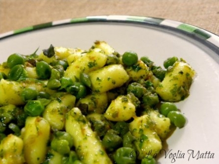 Tronchetti Pastificio Barone con pesto di tarassacco, fiori di zucchine e piselli-Barone d.o.o.